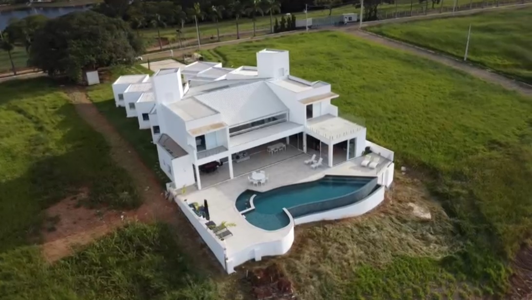 Linda Casa na beira do Lago de Furnas